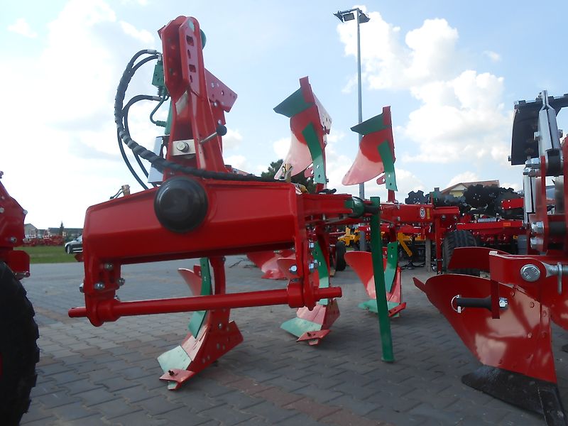 AGRO-MASZ Drehpflug/ Rotary plow/ Pług obrotowy 3-skibowy / Arado rotativo de 3 surcos