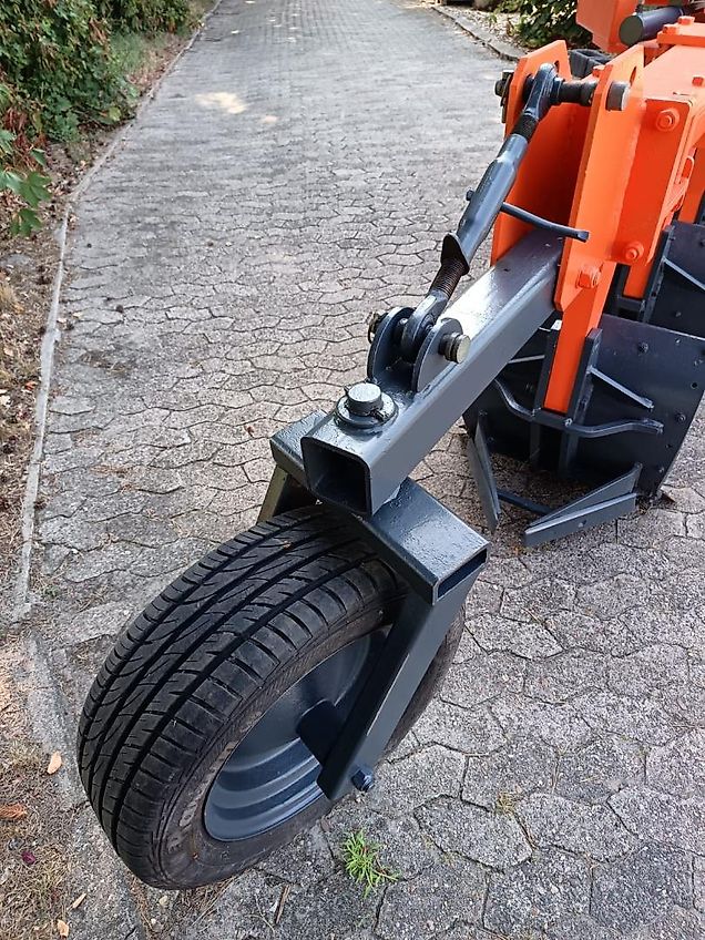 Howard Kein Lemken Schwenkpflug 4 scharig Howard SPS4 mit 180 cm Arbeitsbreite für Schlepper ab 80PS hydraulische Schnittbreitenverstellung rationeles Pflügen mit Hoher Flächenleistung ideal für Biobetriebe zur Beikrautbekämpfung mit 5 cm Schältiefe