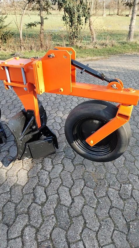 Howard Howard SP5 Schwenkpflug mit 221 cm max. Arbeitsbreite Gummistützrad Höhenverstellung über Spindel Schnittbreitenverstellung hydraulisch für Schlepper um 150 PS sehr gut für hohe Flächenleistung ideal auch zum Schälen ab 5 cm zur Beikrautbekämpfung