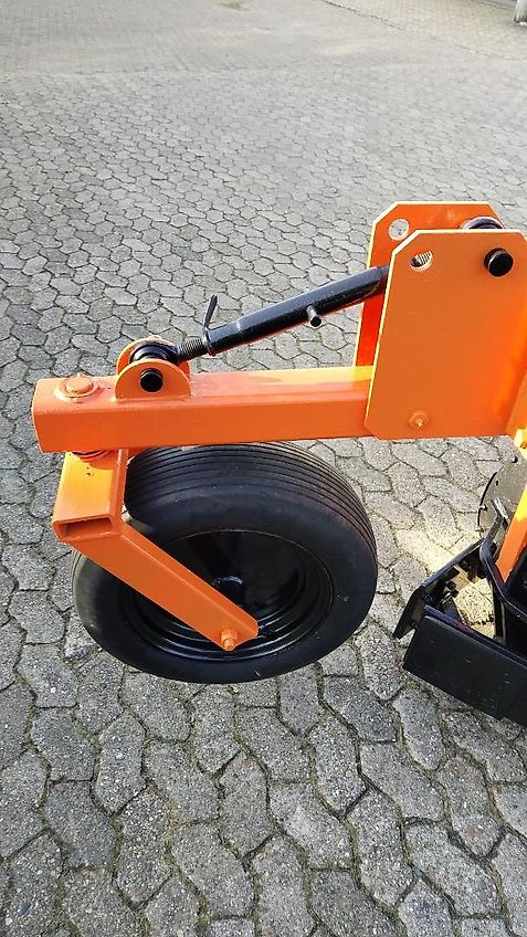 Howard Howard SP5 Schwenkpflug mit 221 cm max. Arbeitsbreite Gummistützrad Höhenverstellung über Spindel Schnittbreitenverstellung hydraulisch für Schlepper um 150 PS sehr gut für hohe Flächenleistung ideal auch zum Schälen ab 5 cm zur Beikrautbekämpfung