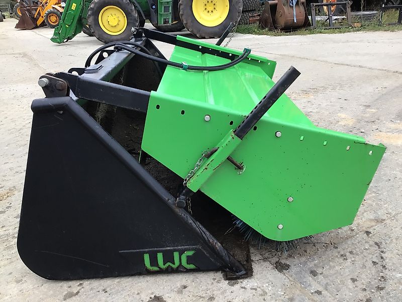LWC SWEEPER BUCKET BRUSH