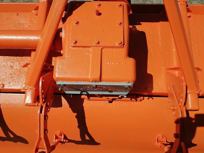 Kongskilde Howard Howard Modell Type HB-205-540T Bodenfräse 205 cm Arbeitsbreite mit 400 mm großen Stützrädern Fräßmesser 100% 48 Stück Schaltgetriebe ohne Kettenkasten zur Rotorwelle über Zahnradantrieb