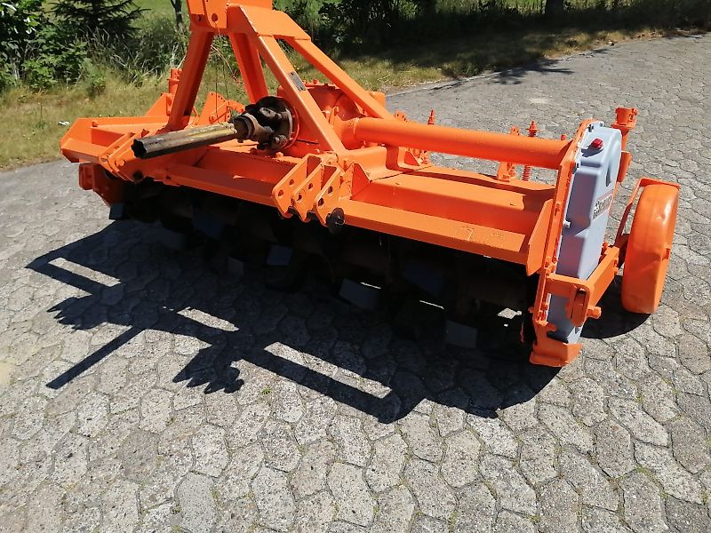 Kongskilde Howard Howard Modell Type HB-205-540T Bodenfräse 205 cm Arbeitsbreite mit 400 mm großen Stützrädern Fräßmesser 100% 48 Stück Schaltgetriebe ohne Kettenkasten zur Rotorwelle über Zahnradantrieb