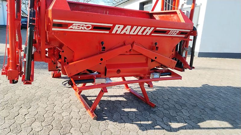 Rau Rauch Aero 1112 Rauch Pneumatikstreuer Rauch AERO 1112 Pneumaticstreuer 12m Arbeitsbreite 16 Verteilköpfe in Kopf&Bodendüngung 75cm Arbeitsbreite je Verteiler Ideal auch für Reihendüngung mit 8 Fach-Teilbreitenschaltung mit Elektro-Hydraulischer Steuerein