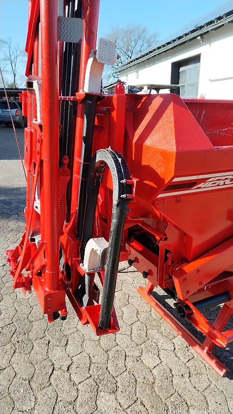 Rau Rauch Aero 1112 Rauch Pneumatikstreuer Rauch AERO 1112 Pneumaticstreuer 12m Arbeitsbreite 16 Verteilköpfe in Kopf&Bodendüngung 75cm Arbeitsbreite je Verteiler Ideal auch für Reihendüngung mit 8 Fach-Teilbreitenschaltung mit Elektro-Hydraulischer Steuerein