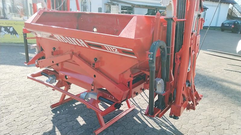 Rau Rauch Aero 1112 Rauch Pneumatikstreuer Rauch AERO 1112 Pneumaticstreuer 12m Arbeitsbreite 16 Verteilköpfe in Kopf&Bodendüngung 75cm Arbeitsbreite je Verteiler Ideal auch für Reihendüngung mit 8 Fach-Teilbreitenschaltung mit Elektro-Hydraulischer Steuerein