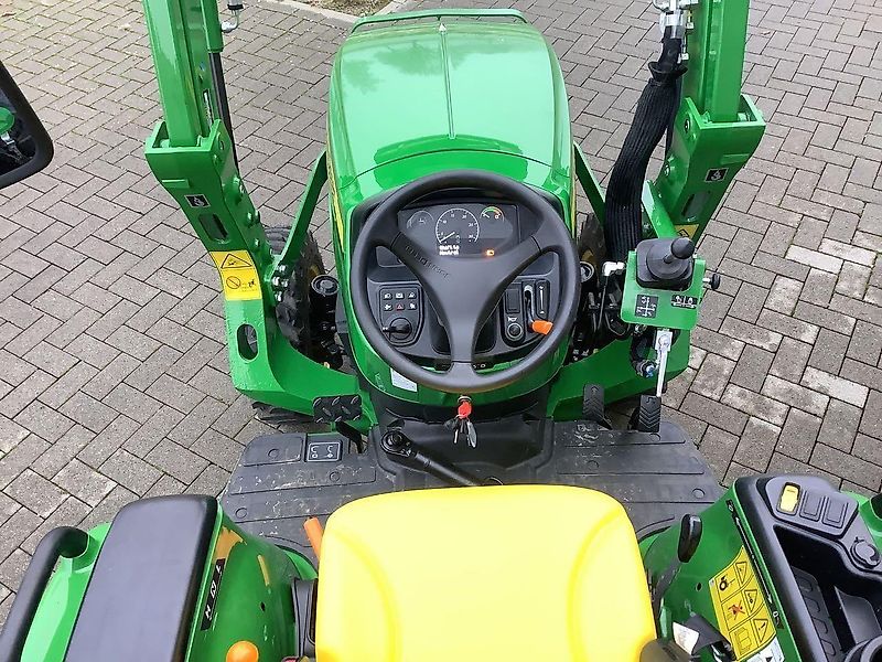 John Deere 3038E