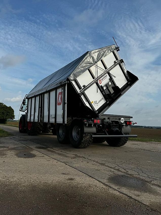 Kröger Agroliner Zentralachs-Dreiseitenkippanhänger TKD302 20 To.
