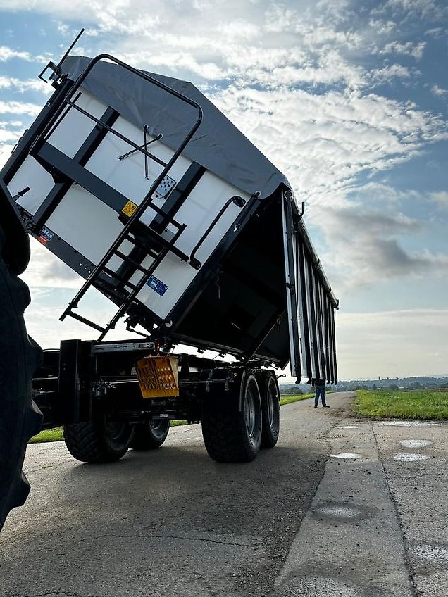 Kröger Agroliner Zentralachs-Dreiseitenkippanhänger TKD302 20 To.