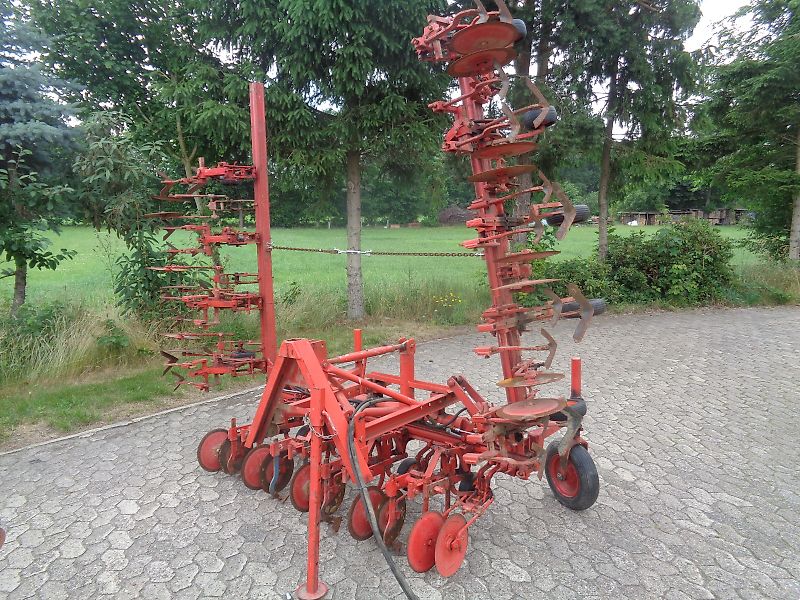 Rau Zwischenachs Hackgerät für Geräteträger Rau 12 reihiges Fronthackgerät mit Accord Frontbock Pendelbock mit Kulturschutzscheiben hydraulische Klappung 3 Gänsfußschare je Reihe