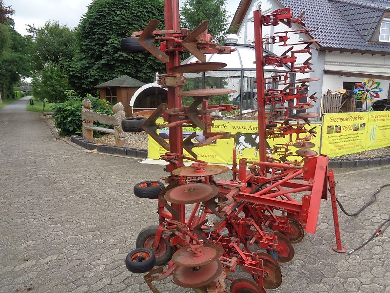 Rau Zwischenachs Hackgerät für Geräteträger Rau 12 reihiges Fronthackgerät mit Accord Frontbock Pendelbock mit Kulturschutzscheiben hydraulische Klappung 3 Gänsfußschare je Reihe