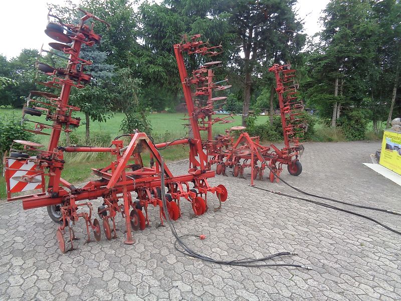 Rau Zwischenachs Hackgerät für Geräteträger Rau 12 reihiges Fronthackgerät mit Accord Frontbock Pendelbock mit Kulturschutzscheiben hydraulische Klappung 3 Gänsfußschare je Reihe