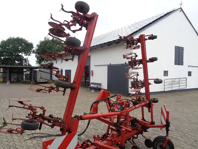Rau Zwischenachs Hackgerät für Geräteträger Rau 12 reihiges Fronthackgerät mit Accord Frontbock Pendelbock mit Kulturschutzscheiben hydraulische Klappung 3 Gänsfußschare je Reihe