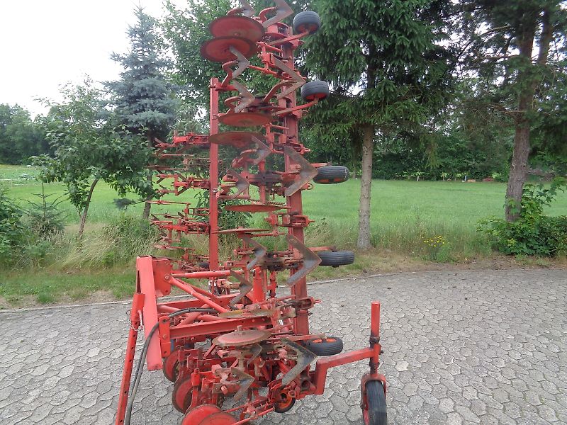 Rau Zwischenachs Hackgerät für Geräteträger Rau 12 reihiges Fronthackgerät mit Accord Frontbock Pendelbock mit Kulturschutzscheiben hydraulische Klappung 3 Gänsfußschare je Reihe