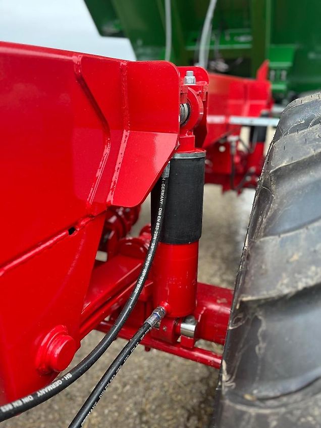 Kröger MUK402. Zentralachs-Muldenkippanhänger 31 Tonnen