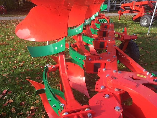 AGRO-MASZ PO 5 mit Blattfedersteinsicherung