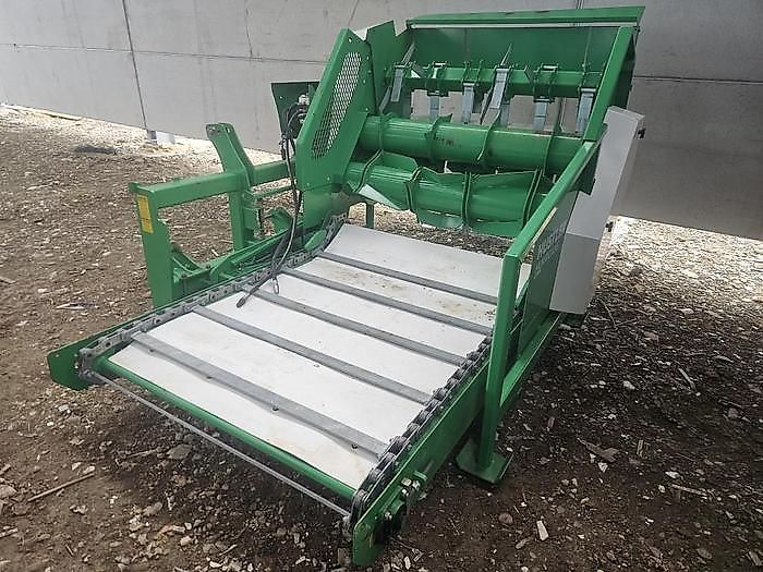 Hustler Hurricane LX104 Bale Feeder