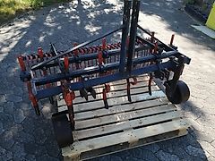 Howard Hackstriegel bis 170cm Arbeitsbreite 37 Strigelzinken 460mm länge pendelnd auf zug.11 Gefederte Grubberstile 40mm 2balkig in geschraubt2Tützräder 250mm Durchmesser in Lochschienen