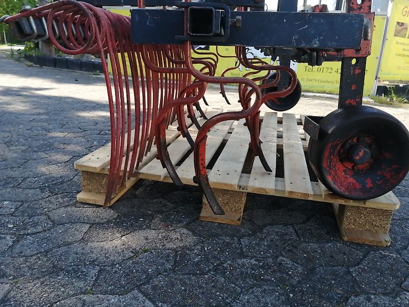 Howard Hackstriegel bis 170cm Arbeitsbreite 37 Strigelzinken 460mm länge pendelnd auf zug.11 Gefederte Grubberstile 40mm 2balkig in geschraubt2Tützräder 250mm Durchmesser in Lochschienen