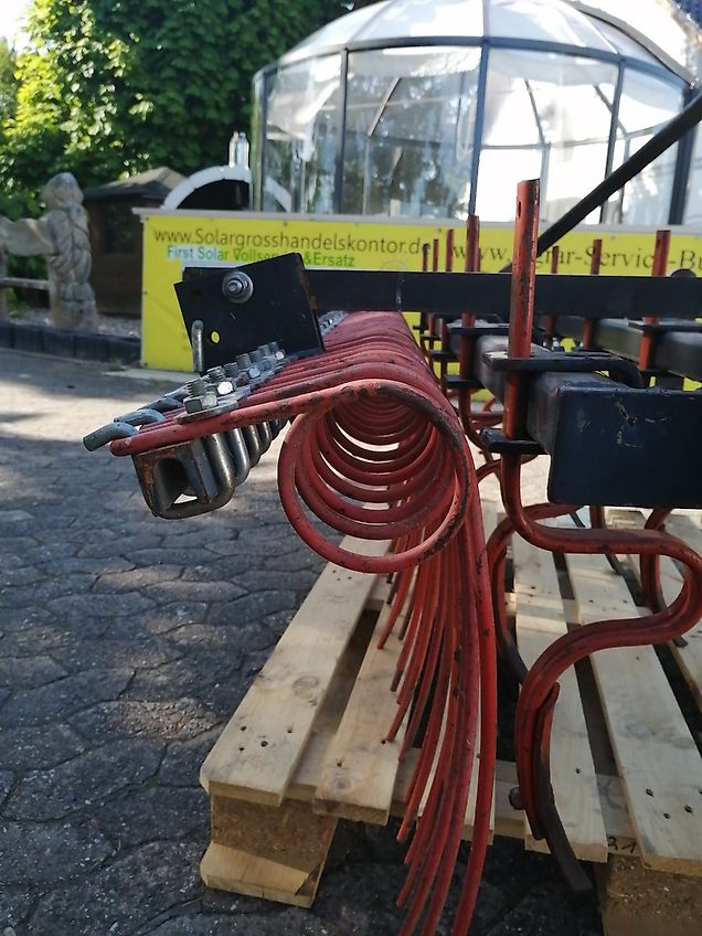 Howard Hackstriegel bis 170cm Arbeitsbreite 37 Strigelzinken 460mm länge pendelnd auf zug.11 Gefederte Grubberstile 40mm 2balkig in geschraubt2Tützräder 250mm Durchmesser in Lochschienen