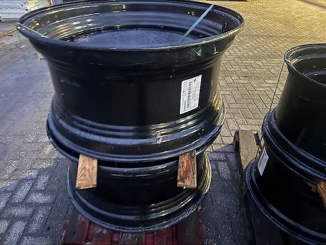 Valtra velgen 18x38 en 15x28 zwart