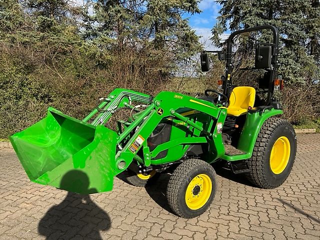 John Deere 3038E mit Frontlader und Schaufel